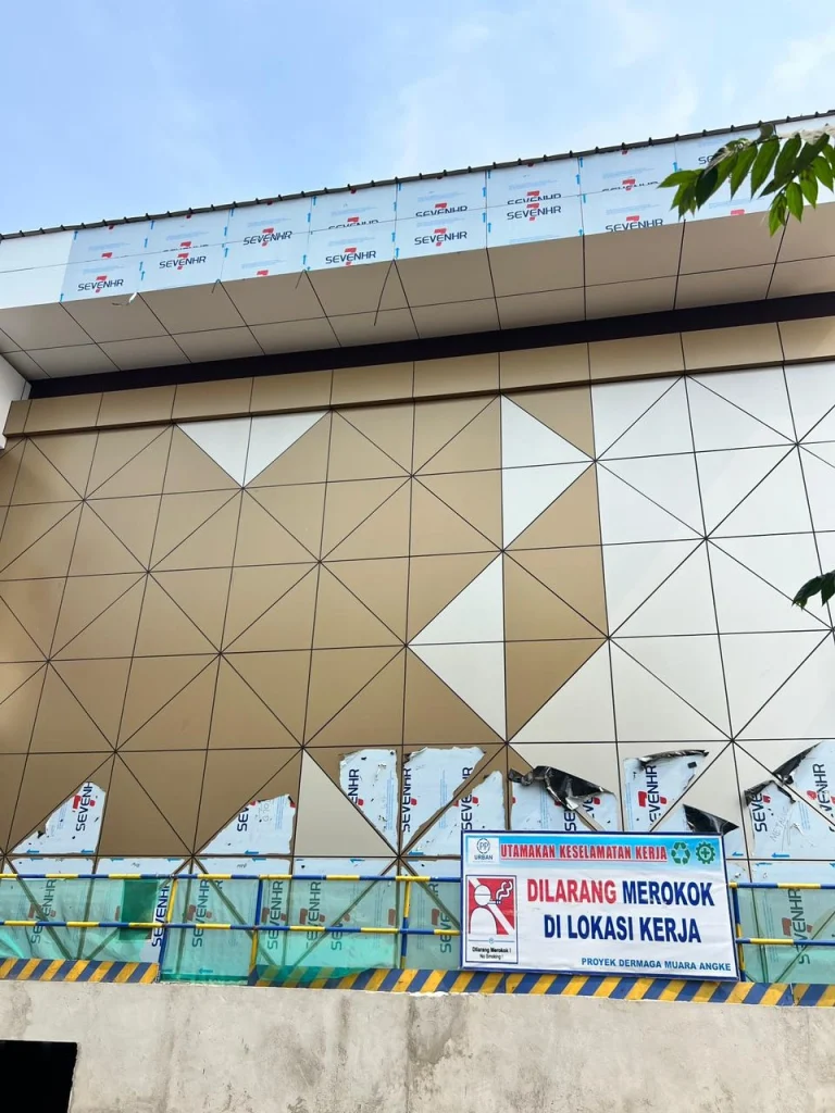 Sevenhr - Gedung Cargo Pelabuhan Muara Angke